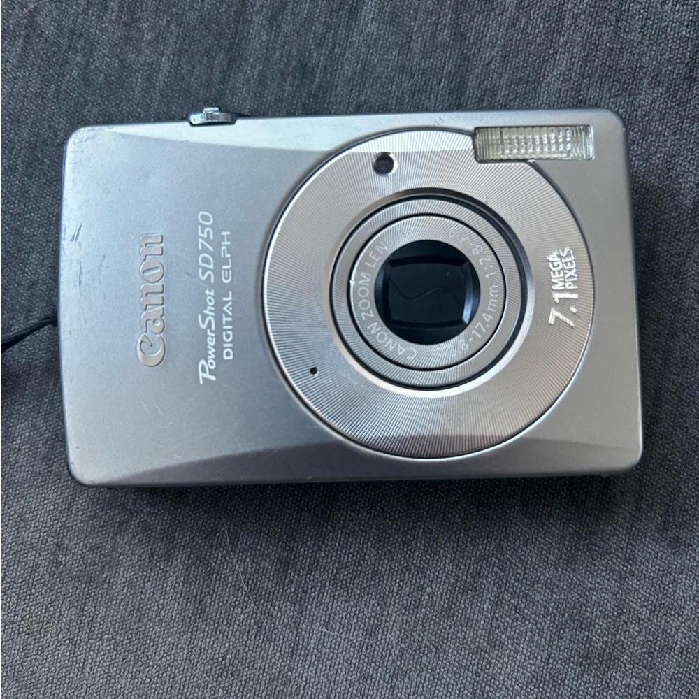 Canon PowerShot SD750 in Metallic Silver